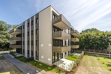 Wohngebäude mit goldenen Balkonen