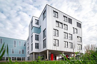 Photo of modern school campus on the Allee der Kosmonauten in Berlin-Lichtenberg 