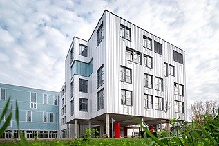 Photo of modern school campus on the Allee der Kosmonauten in Berlin-Lichtenberg 