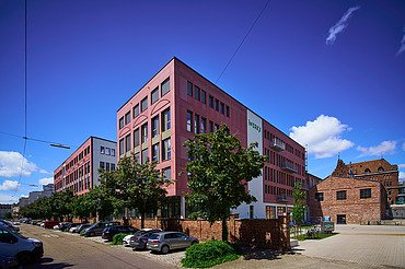 Außenansicht auf das iWerkx mit Sicht auf die Parkplätze