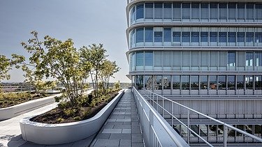 Photo exterior view of company headquarters for Volksbank Raiffeisenbank Bayern Mitte