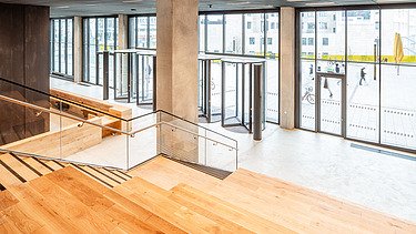 Bild eines Eingangsbereichs mit Treppe eines Bürogebäudes.