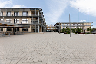 Außenaufnahme des Paul-Klee-Gymnasiums in Gersthofen. Man sieht ein großes Gebäude.