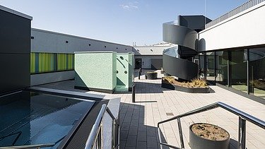 Foto Außenansicht neu errichtetes Familienbad Bornheim bei Frankfurt 