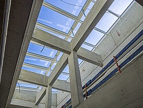 Architektur der lichtdurchlfluteten Decke mit Fenstern