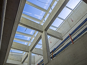 Architecture of the light-flooded ceiling with windows