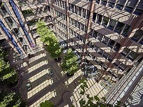Seitlicher Blick ins Atrium des ZÜBLIN Hauses in Stuttgart