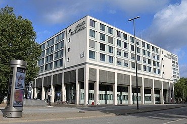 Außenansicht eines Krankenhauses mit weißer Fassade