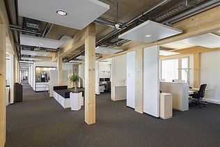 Foto des Verwaltungsgebäudes Stadtwerke Lübeck. Zu sehen ist ein moderner Büroraum.