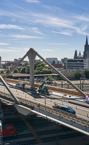Foto einer Brücke mit Stadt im Hintergrund