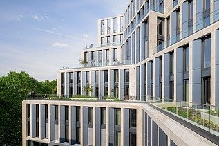 Außenansicht eines Bürogebäudes. Das Gebäude hat Abstufungen.