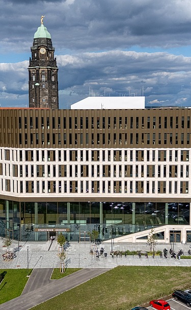 Frontalansicht des neue Verwaltungszentrums - Stadtforum Dresden mit heller und brauner Fassade
