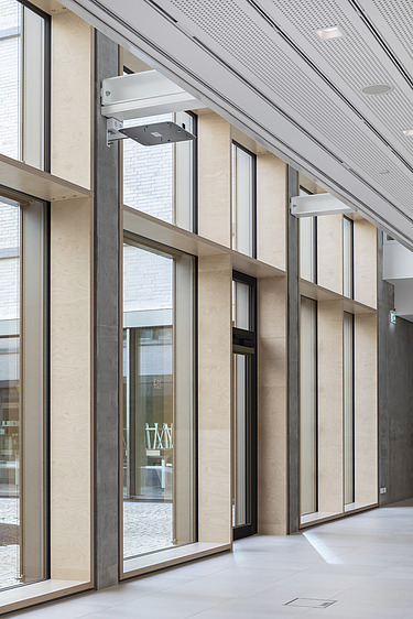 Innenaufnahme der Vinzenz-Pallotti-Schule in Friedberg. Man sieht eine Holz-Pfosten-Riegel-Fassade.