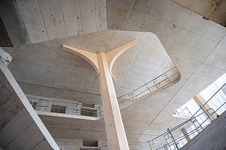 Bild einer Holzdecke mit Holzsäulen