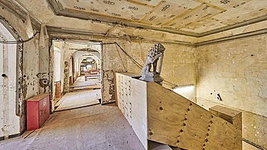 Foto Baustelle Historische Gebäudeansicht des Rathauses Straubing mit neogotischer Fassade und markantem Turm.