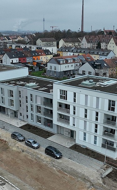 Foto zeigt eine Baustelle mit mehreren Wohngebäuden