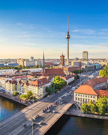 Foto Blick auf die Skyline von Berlin mit Fernsehturm und der Spree im Vordergrund