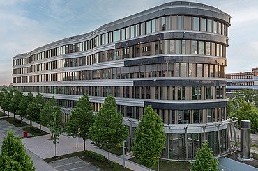 Foto Außenansicht des modernisierten Bürogebäudes Z2 mit geschwungenen Fassadenbändern.