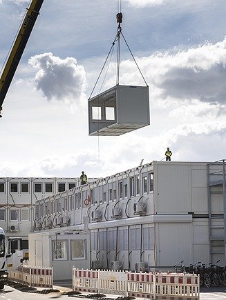 Bild von einer Baucontainer-Landschaft mit einem mobilen Kran