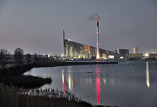 Foto der innovativen Müllverbrennungsanlage Amager Bakke in der Dämmerung