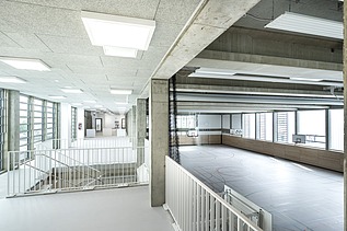 Photo of the stairwell with a view of the gymnasium at the school campus on Allee der Kosmonauten in Berlin-Lichtenberg 