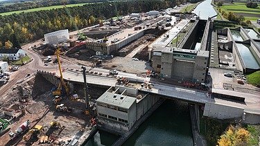 Drohnenbild des Baus der neuen Schleuse Kriegenbrunn. 
