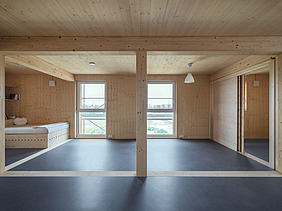 Foto des Collegium Academicums in Heidelberg. Man sieht ein weißes Gebäude und den Innenhof.