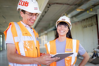 Arbeiter in Bsukleidung auf einer Baustelle