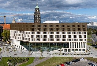 Frontalansicht des neue Verwaltungszentrums - Stadtforum Dresden mit heller und brauner Fassade