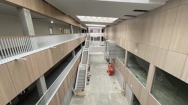 Foto des Innenausbaus einer Gewerbehalle. Man sieht viele Holzoberflächen.