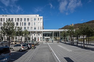 Blick vom Parkplatz auf das Universitätsklinikums Jena