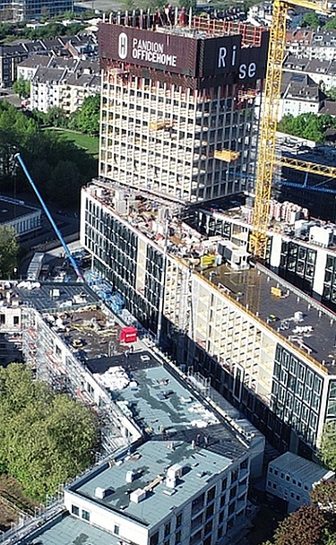 Luftaufnahme von einem Bürokomplex mit Baukränen