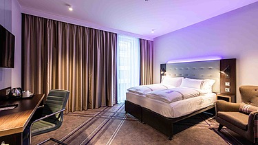 Komfortables barrierefreies Hotelzimmer mit modernem Design im PREMIER INN Hamburg-St. Pauli