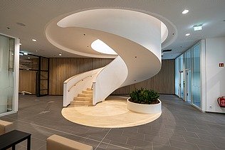 Weiße Treppe die wie ein Schneckenhaus aussieht im neuen Verwaltungszentrums - Stadtforum Dresden