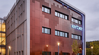 Foto eines Holzgebäudes mit roter Fassade.