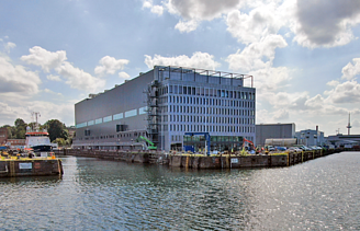 Forntalansicht Schiffbauhalle Kiel bei Tag