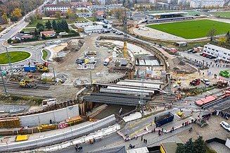 Bild einer Luftaufnahme einer Baustelle mit Bahnstrecke und Unterführung