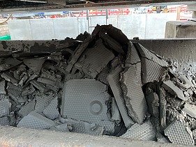 Bild des entwässerter Schlamms nach der Kammerfilterpresse