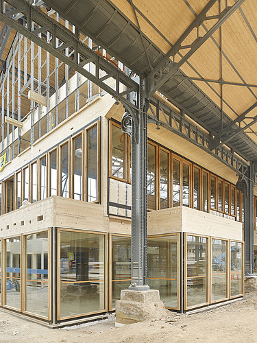 Foto eines Gebäudeteiles aus Holz in der Halle von Gare Maritime Brüssel