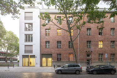 Exterior view of the Geisbergstraße residential building in Berlin