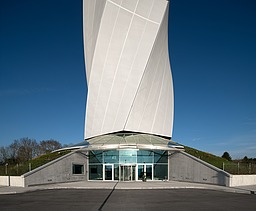 Der TK Elevator Testturm in Rottweil, Blick auf den Sockel, Eingangsbereich