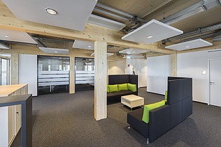 Foto des Verwaltungsgebäudes Stadtwerke Lübeck. Zu sehen ist ein moderner Büroraum.