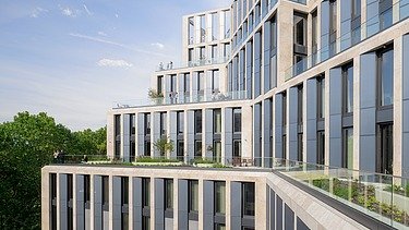 Außenansicht eines Bürogebäudes. Das Gebäude hat Abstufungen.