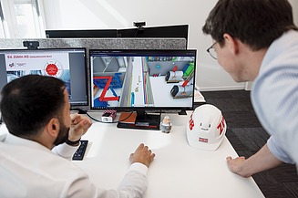 Foto von Mitarbeitern im Technischen Büro, die freundlich miteinander reden