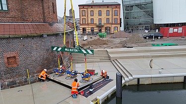 Arbeiten an dem Weg auf der Hafeninsel Stralsund