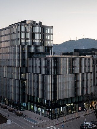 Außenansicht auf das Bürokomplex Volksbank Areal in Freiburg