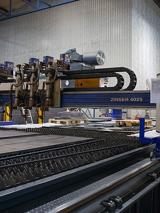 Foto der Fertigung von ZÜBLIN Stahlbau, Maschine Zinser