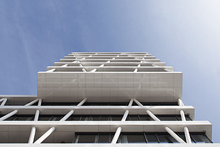 Fassade eines Bürogebäudes mit Blick nach oben