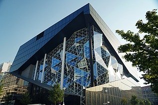 Exterior view of the new Axel Springer building, focus on 3D facade