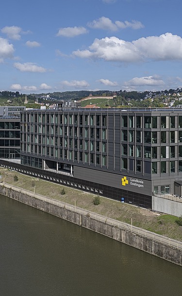 Außenansicht auf die Gebäudefront des Landratsamt Esslingen am Neckar